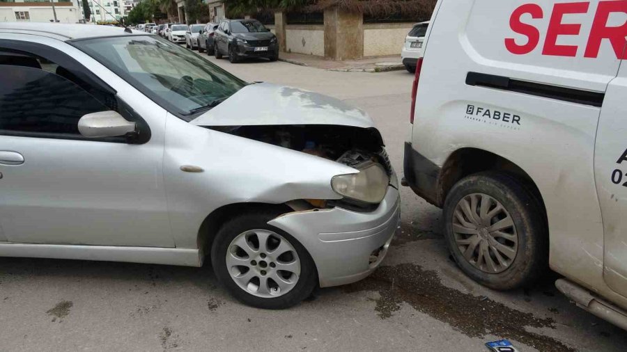 Antalya’da Otomobil İle Hafif Ticari Kavşakta Çarpıştı: 3 Yaralı