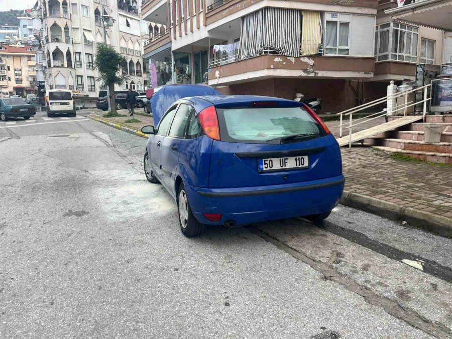 Alanya’da Park Halindeyken Yanan Otomobilin Motor Kısmında Zarar Oluştu