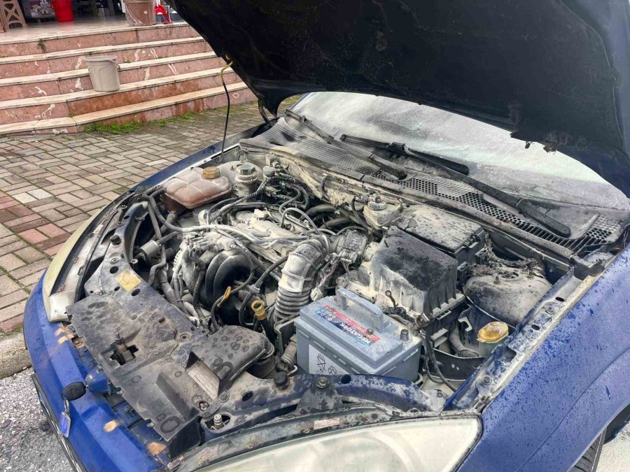 Alanya’da Park Halindeyken Yanan Otomobilin Motor Kısmında Zarar Oluştu