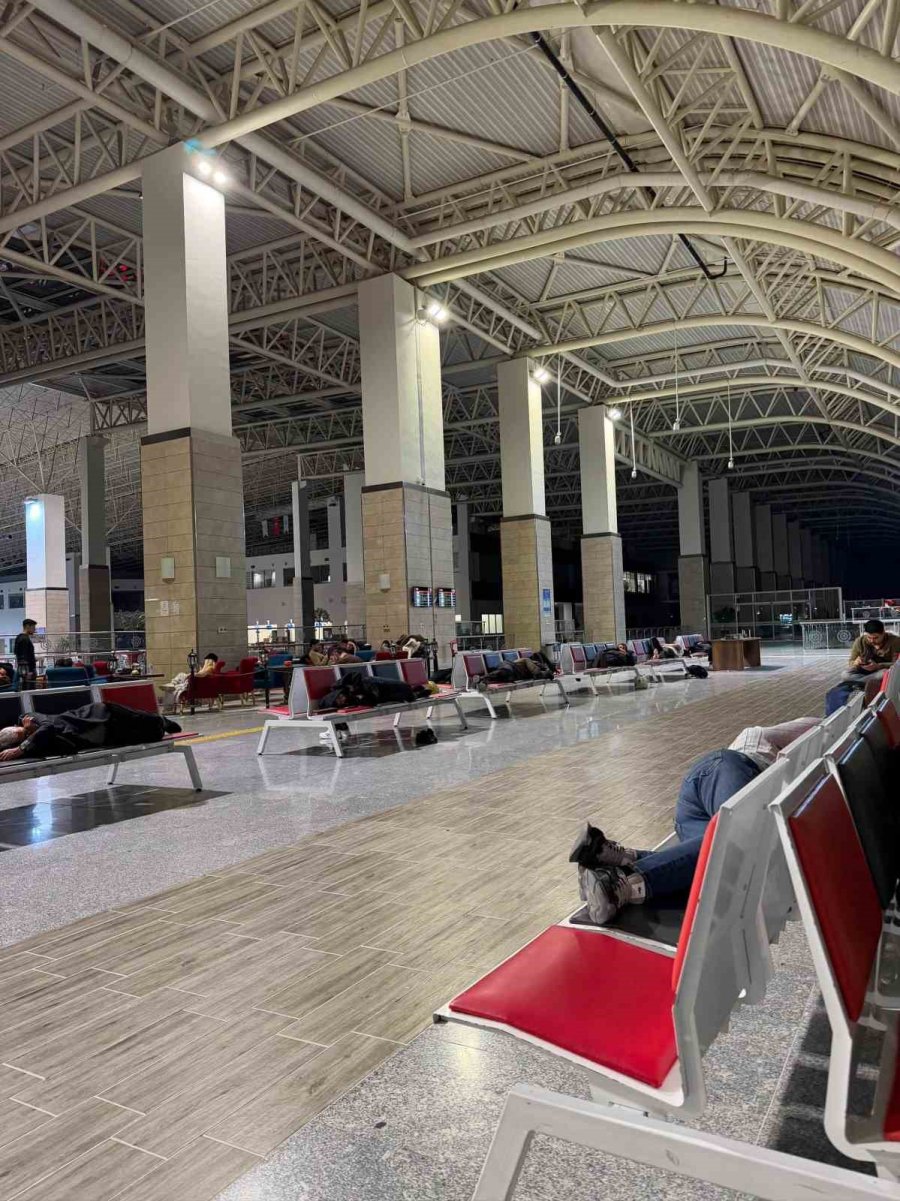 Diyarbakır-antalya Seferini Yapan Sunexpres’in 7 Saatlik Rötarı Yolcuların Tepkisine Sebep Oldu