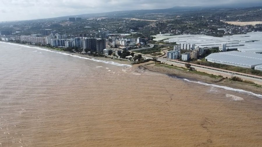 Derelerden Akdeniz’e Akan Sel Suları Kıyı Şeridini Çamura Bürüdü
