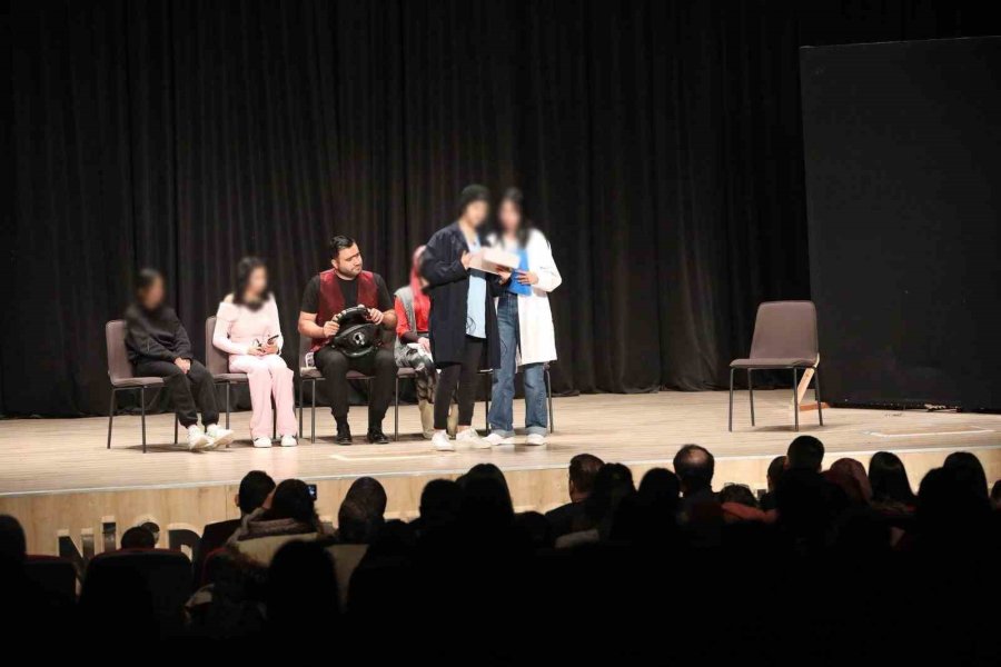 Niğde’de Çocuklardan Anlamlı Tiyatro Gösterisi