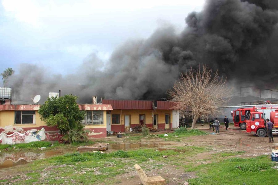 Antalya’da Ekmek Fırını Olarak Kullanılan Müstakil Yapı Alev Alev Yandı