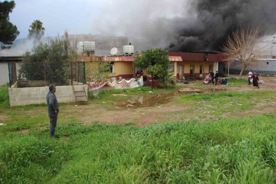 Antalya’da Ekmek Fırını Olarak Kullanılan Müstakil Yapı Alev Alev Yandı