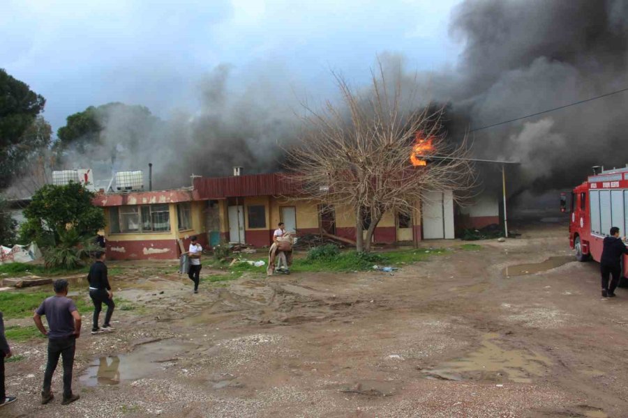 Antalya’da Ekmek Fırını Olarak Kullanılan Müstakil Yapı Alev Alev Yandı