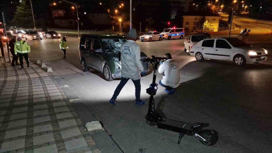 Karaman’da Hafif Ticari Araçla Scooter Çarpıştı: 1 Ağır Yaralı