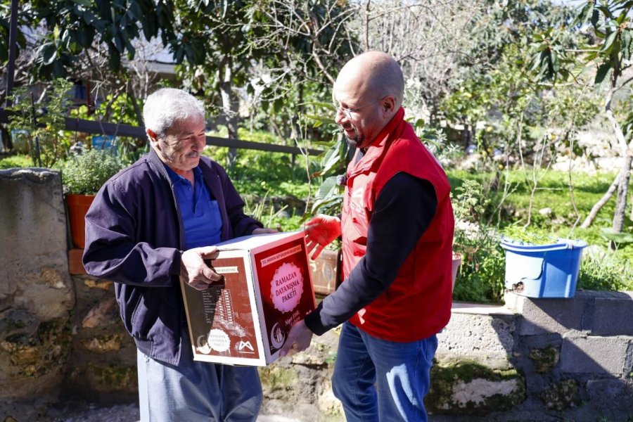 Mersin’de 13 İlçede 120 Bin Ramazan Kolisi Dağıtılıyor