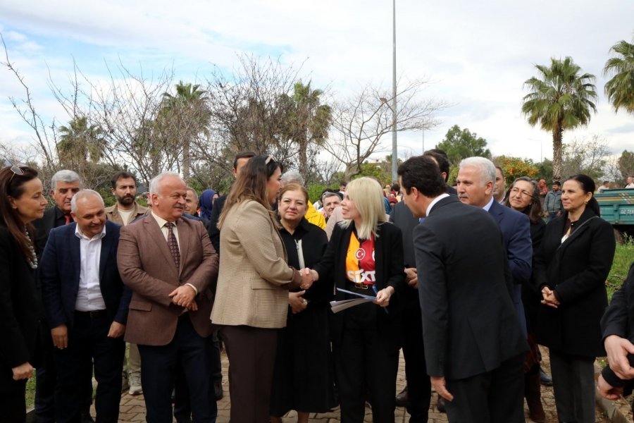 Aü İlahiyat Fakültesi Bahçesine 100 Ağaç Dikildi