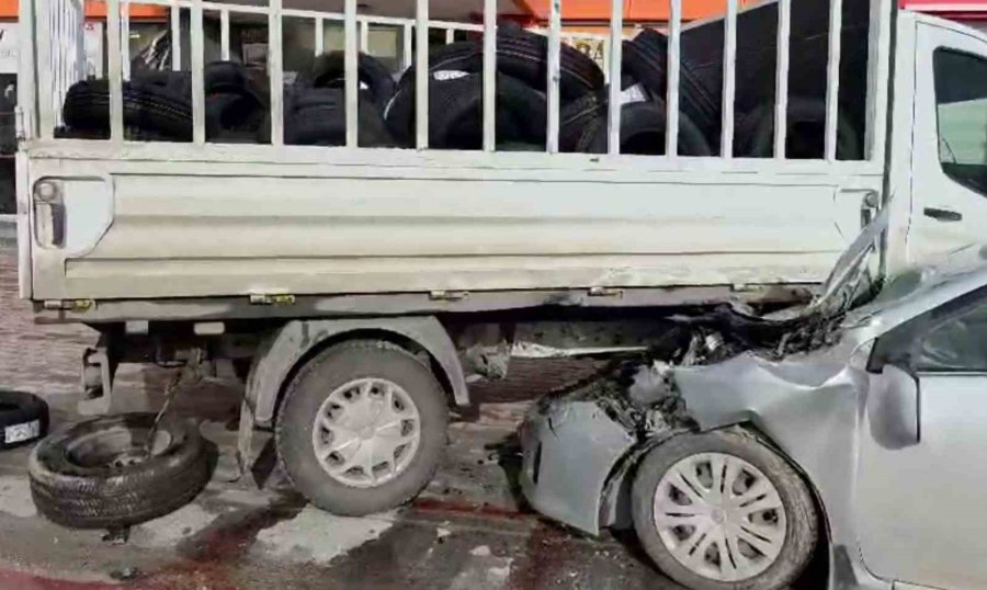 Dönüş Yapmak İsteyen Kamyonete Otomobil Çarptı: 1 Yaralı