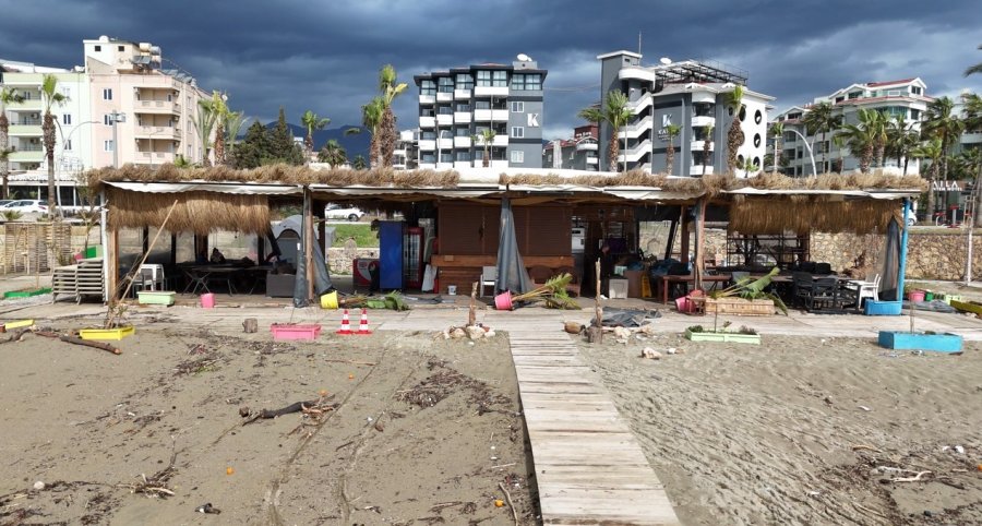 Alanya’da Etkili Olan Fırtına Sahildeki İşletmede Hasara Yol Açtı