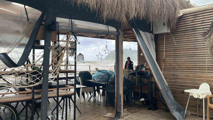 Alanya’da Etkili Olan Fırtına Sahildeki İşletmede Hasara Yol Açtı