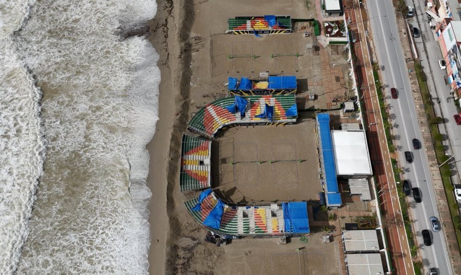 Alanya’da Etkili Olan Fırtına Sahildeki İşletmede Hasara Yol Açtı