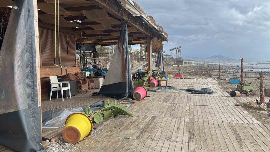 Alanya’da Etkili Olan Fırtına Sahildeki İşletmede Hasara Yol Açtı