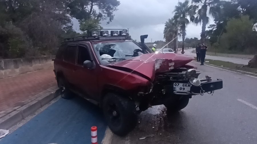 Alkollü Sürücü Palmiyeye Çarptı: 2 Yaralı