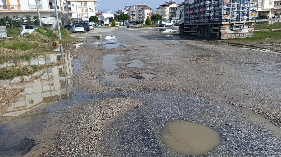 Yağışların Sebep Olduğu Yoldaki Çukura Koltuklu Önlem