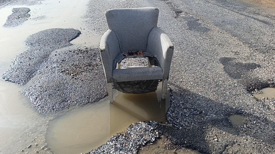 Yağışların Sebep Olduğu Yoldaki Çukura Koltuklu Önlem