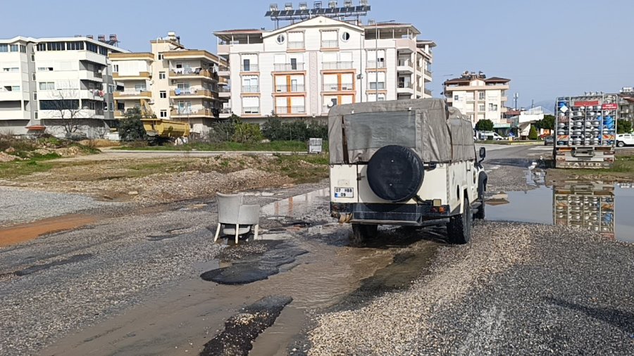 Yağışların Sebep Olduğu Yoldaki Çukura Koltuklu Önlem