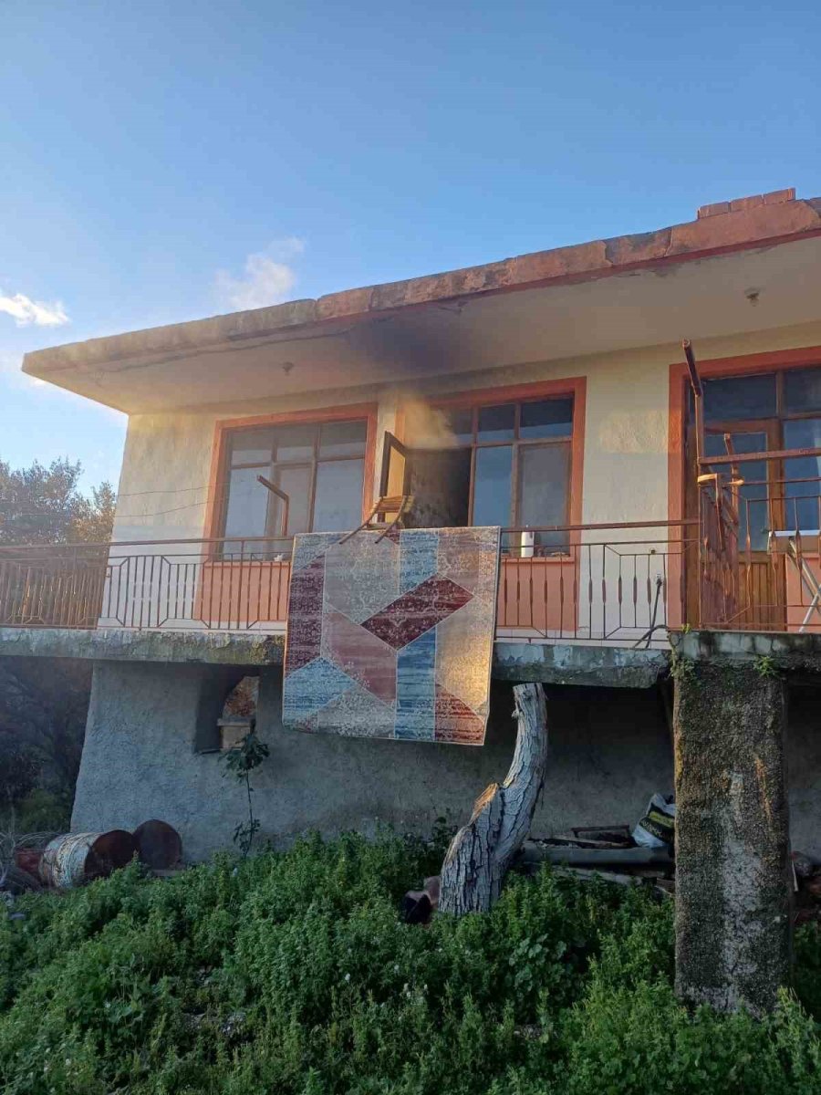 Serik’te Ev Yangını: Yaşlı Kadın Hayatını Kaybetti