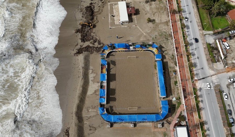 Alanya’da Etkili Olan Fırtına Sahildeki İşletmede Hasara Yol Açtı