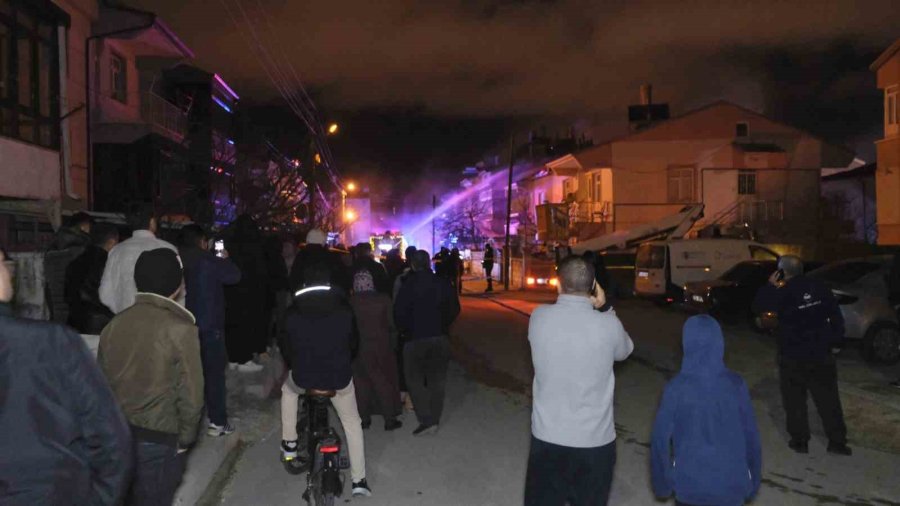 Karaman’da Çatı Yangını Korkuttu: 3 Kişi Dumandan Etkilendi