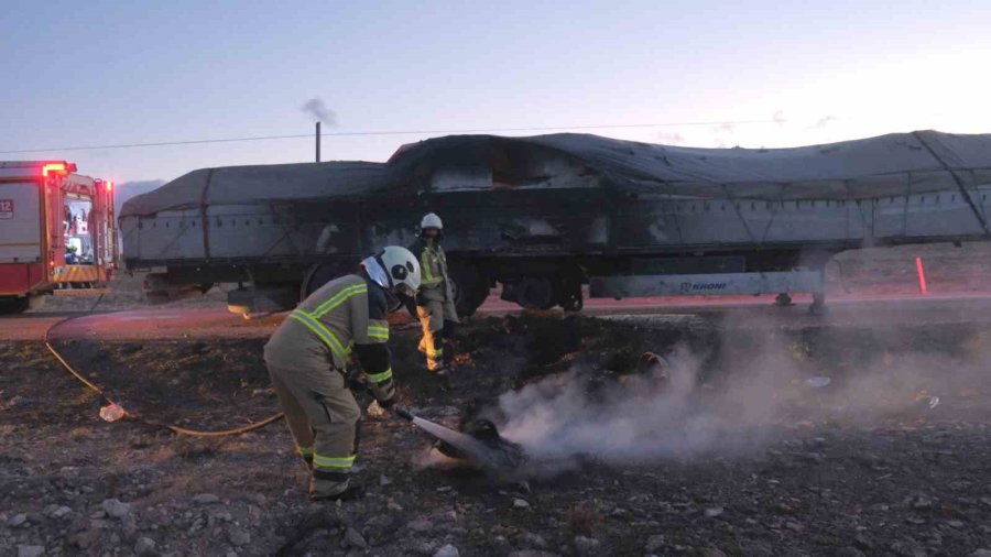 Dorsede Çıkan Yangın Tırı Sarmadan Söndürüldü