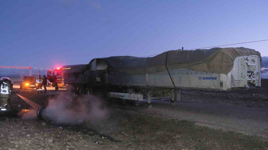Dorsede Çıkan Yangın Tırı Sarmadan Söndürüldü