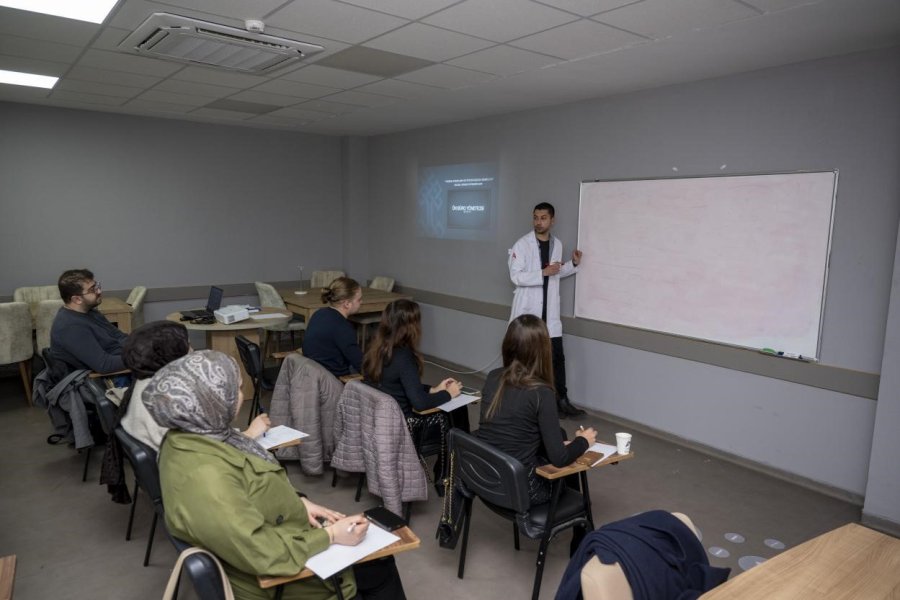 Mersin’de Mercek Kurslarıyla Turizm Sektörüne Nitelikli Personel Yetiştiriliyor