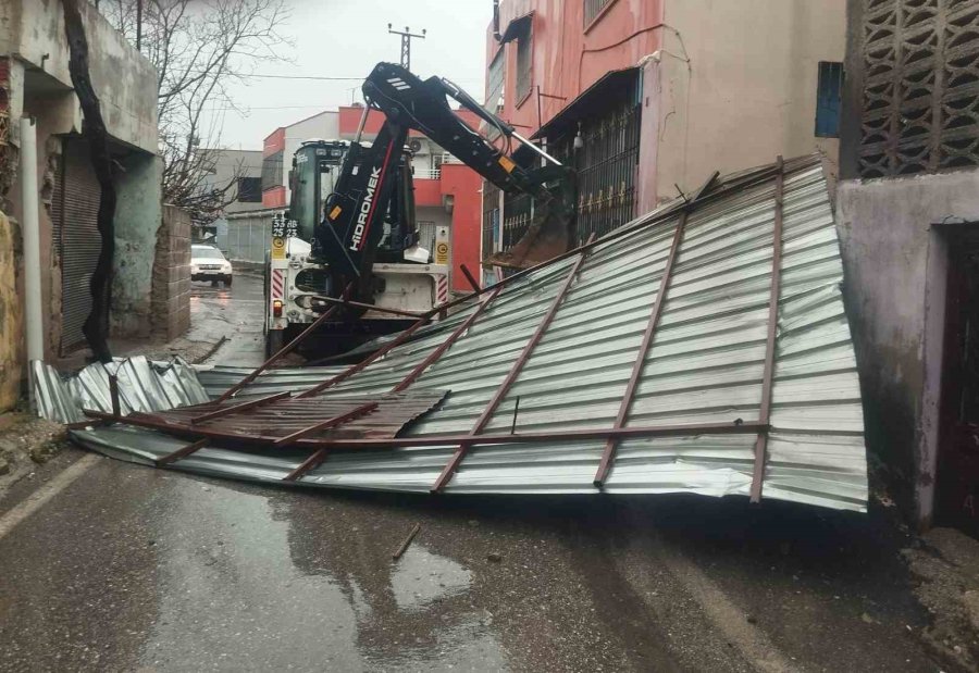 Mersin’de Fırtına Ve Sağanak Hayatı Olumsuz Etkiledi
