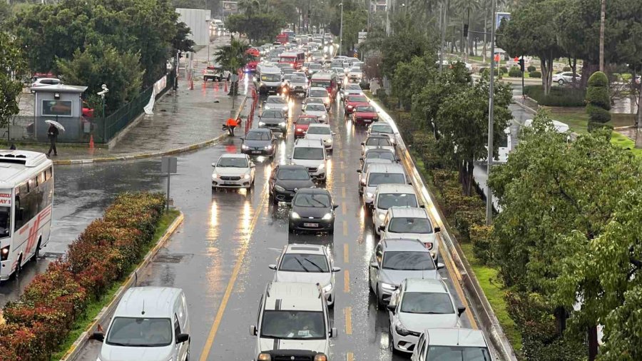 Mersin’de Fırtına Ve Sağanak Hayatı Olumsuz Etkiledi