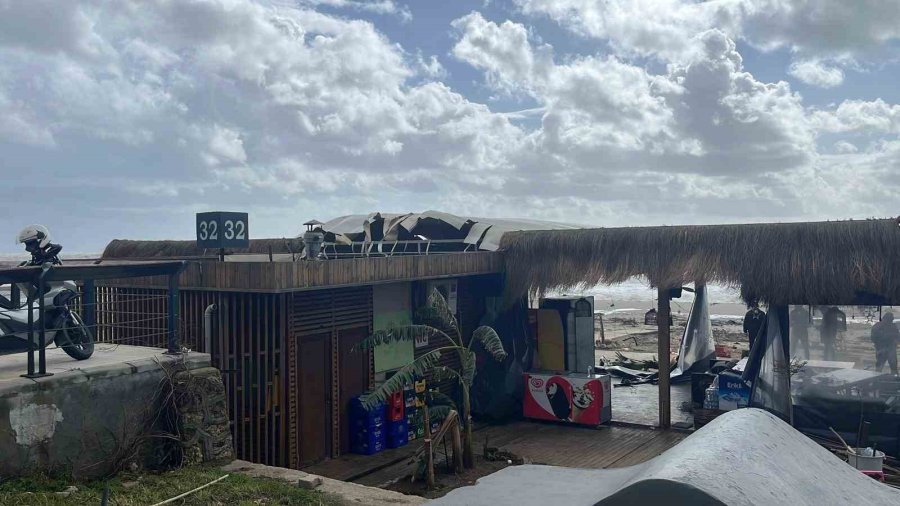 Alanya’da Etkili Olan Fırtına Sahildeki İşletmede Hasara Yol Açtı