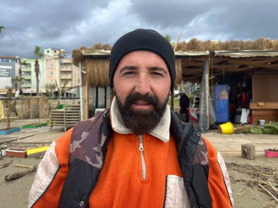 Alanya’da Etkili Olan Fırtına Sahildeki İşletmede Hasara Yol Açtı