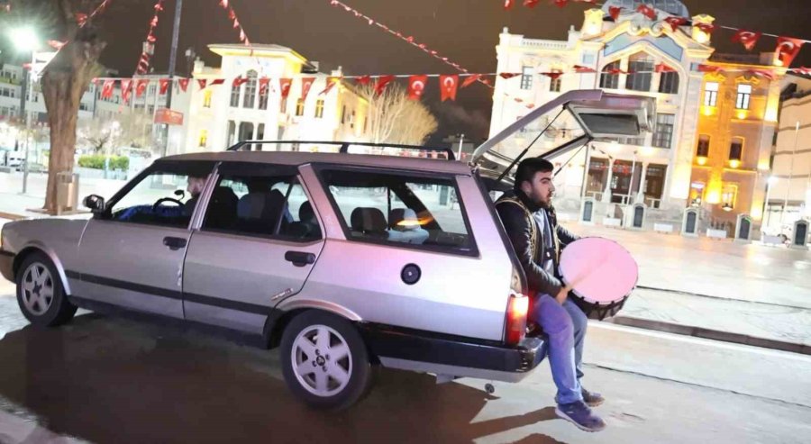 Aksaray’da Ramazan Davulcuları Hafif Kar Yağışı Altında Sahur Mesaisine Başladı