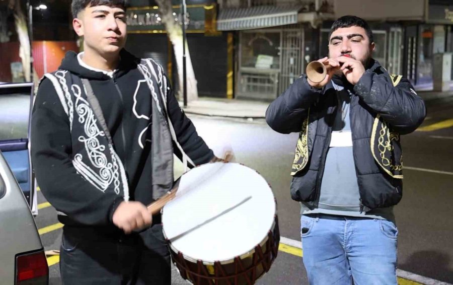 Aksaray’da Ramazan Davulcuları Hafif Kar Yağışı Altında Sahur Mesaisine Başladı