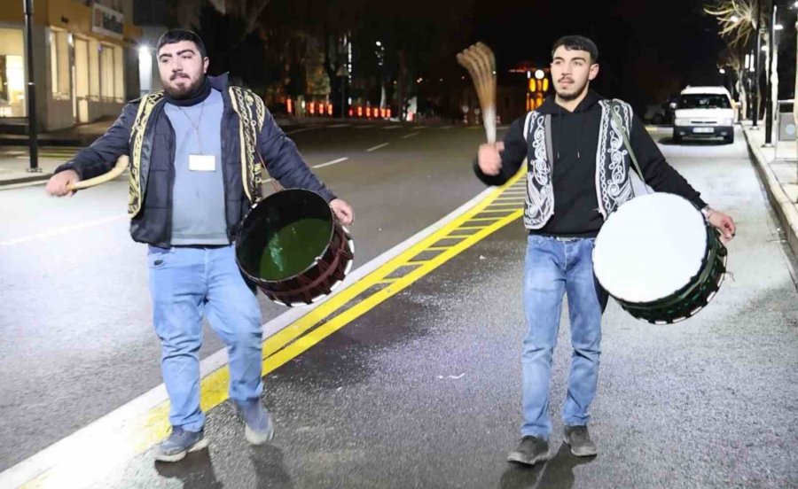 Aksaray’da Ramazan Davulcuları Hafif Kar Yağışı Altında Sahur Mesaisine Başladı