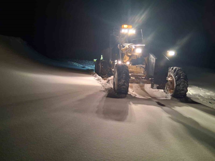 Taşkın Suları Tahliye Ediliyor, Bozulan Yollar Onarılıyor