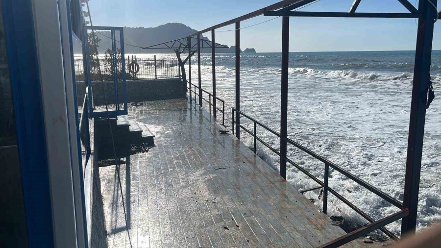 Alanya’da Dalgalar Balık Lokantasını Bastı