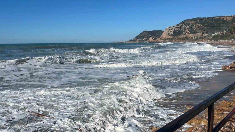 Alanya’da Dalgalar Balık Lokantasını Bastı