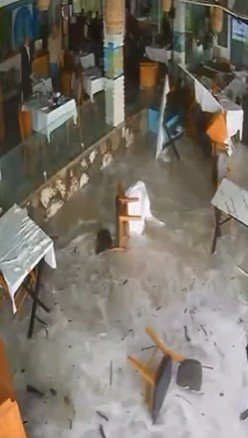 Alanya’da Dalgalar Balık Lokantasını Bastı