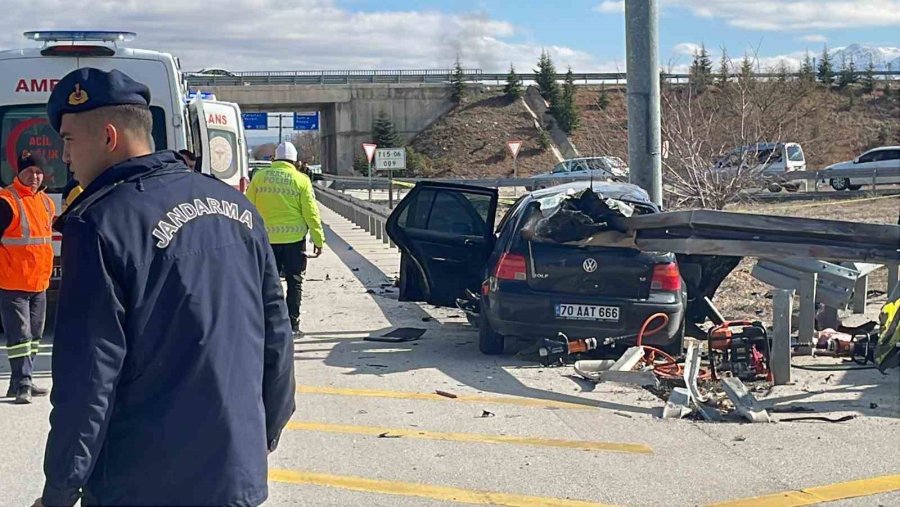 Otomobil Bariyerlere Ok Gibi Saplandı: Anne Ve Baba Öldü, Kız Çocukları Yaralandı