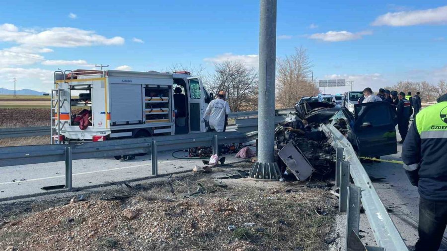 Otomobil Bariyerlere Ok Gibi Saplandı: Anne Ve Baba Öldü, Kız Çocukları Yaralandı