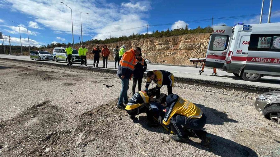 Refüje Çarpan Otomobil Şarampole Takla Attı: 1 Yaralı