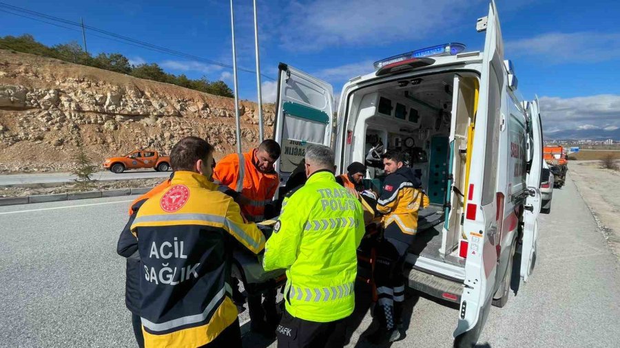 Refüje Çarpan Otomobil Şarampole Takla Attı: 1 Yaralı