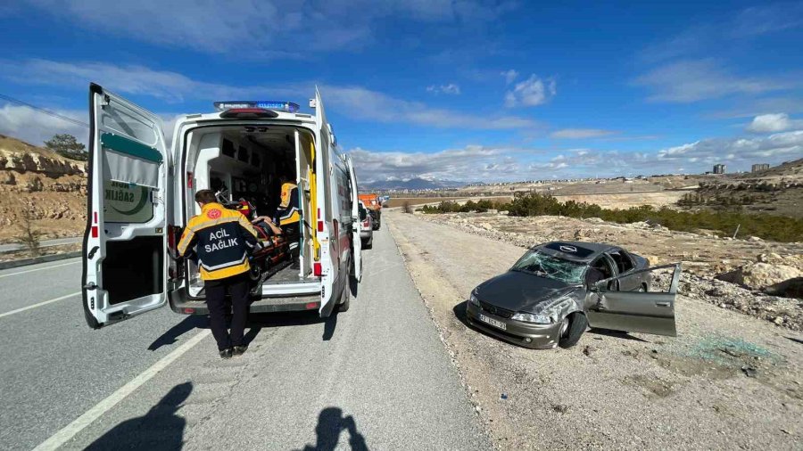 Refüje Çarpan Otomobil Şarampole Takla Attı: 1 Yaralı