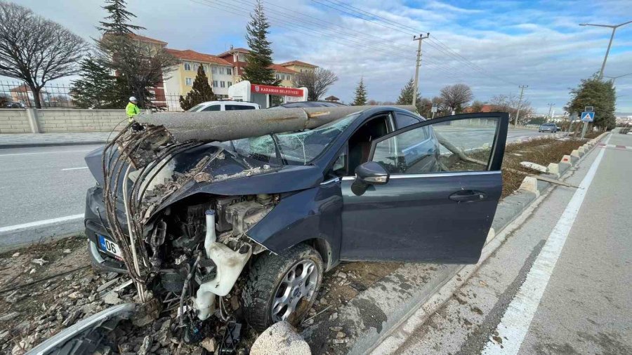 Çarptığı Aydınlatma Diğeri Otomobilin Üzerine Devrildi: Sağlık Çalışanı Ölümden Döndü