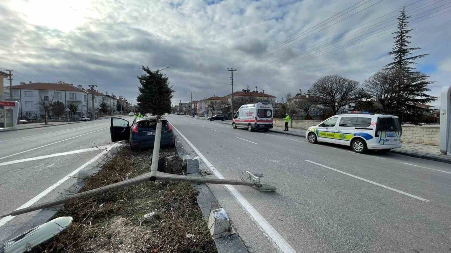 Çarptığı Aydınlatma Diğeri Otomobilin Üzerine Devrildi: Sağlık Çalışanı Ölümden Döndü