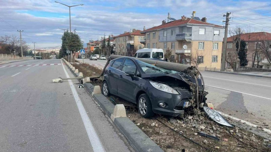 Çarptığı Aydınlatma Diğeri Otomobilin Üzerine Devrildi: Sağlık Çalışanı Ölümden Döndü