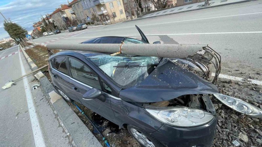 Çarptığı Aydınlatma Diğeri Otomobilin Üzerine Devrildi: Sağlık Çalışanı Ölümden Döndü