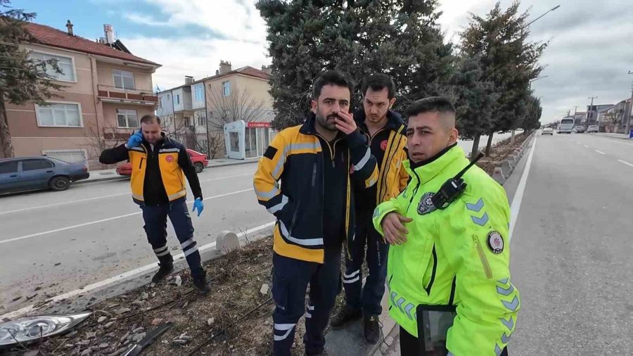 Çarptığı Aydınlatma Diğeri Otomobilin Üzerine Devrildi: Sağlık Çalışanı Ölümden Döndü