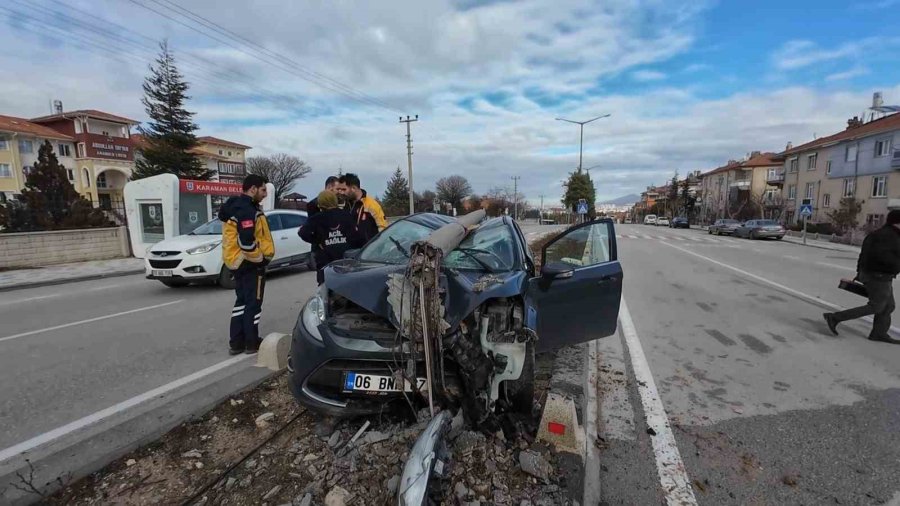 Çarptığı Aydınlatma Diğeri Otomobilin Üzerine Devrildi: Sağlık Çalışanı Ölümden Döndü