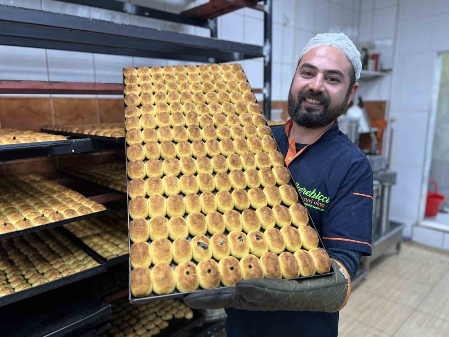 Ramazan’ın İlk Gününde Mersin’in Vazgeçilmez Tatlısı Kerebiçe Yoğun İlgi